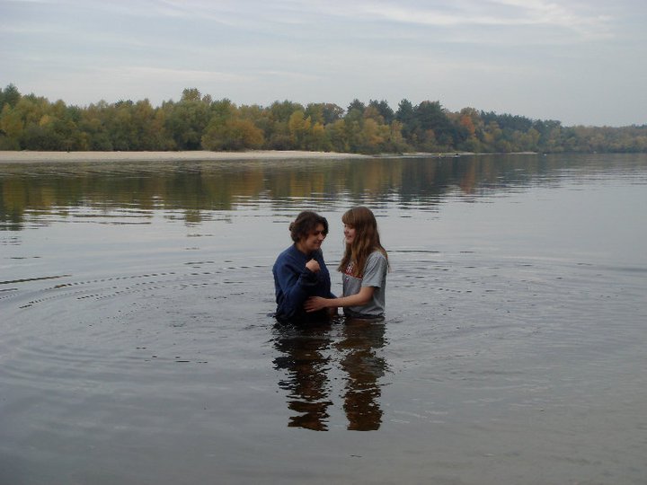 Britain Fleming - Kiev Campus ministry intern  - is baptizing Natasha in Dnepr.